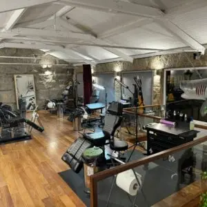 Interior loja Shark Tattoo Gallery